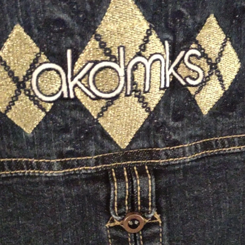 Girl's‎ akdmks cropped denim jacket with long sleeves Size Medium